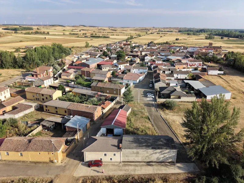 Vista cenital con dron de una localidad